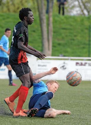 <p>In dieser Szene geht Ilvesheims David Fuchs noch gegen SSV-Akteur Muhammad Jaiteh zu Boden, mit seinem Treffer zum 1:0 war er aber der Matchwinner.</p>