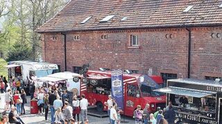<p>Das 2. Art- und Streetfood-Wochenende auf dem Ladenburger Gutshof begeisterte Besucher und Akteure gleichermaßen. Geduldig nahm man auch kleine Warteschlangen in Kauf. Ein besonderer Hingucker auf dem Foodtruck-Markt: Latex-Model Chrissie Seams.</p>