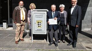 <p>Abschied nach 27 Jahren im Notariat (v.l.): Horst Hutter, Petra Wabersich, Nachlasspfleger Freddi Schüttler mit Ehefrau Christel Schüttler und Notariatsdirektor Lutz Milzer</p>
