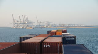 Kran um Kran bilden eine beeindruckende Kulisse – nicht nur für Logistiker und Industrieromantiker: Die Millennium fährt den Hafen von Rotterdam an.