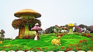 <p>Mitten in der Gartenlandschaft stehen attraktiv gestaltete und bepflanzte Pilze.</p>