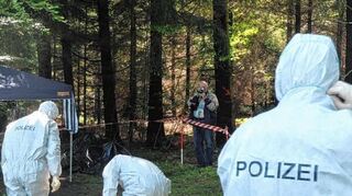 <p>Kriminalbeamte untersuchen im Juni 2010 bei Heidenheim-Nietheim (Baden-Württemberg) den Waldboden. Dort entdeckte ein Spaziergänger die Leiche von Maria Bögerl. Sie war zweifache Mutter und Frau eines Sparkassenchefs.</p>