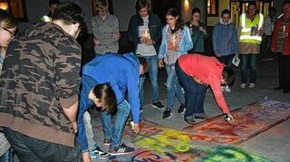 <p>Zum Abschluss des Jugendkreuzwegs konnten die jungen Teilnehmer auf dem Hof der Notkirche selbst zur Spraydose greifen und ein Kreuz nach Street-Art ausmalen.</p>