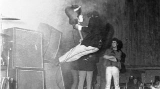 <p>Nachdem bereits Schlagzeug und Bassgitarren zertrümmert waren, sprang Bandleader Pete Townshend in die riesigen Lautsprecherboxen.</p>