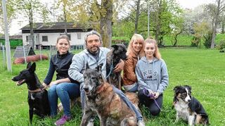 <p>Glücklich mit Hund (v.l.): Sarah Adelmann, Klaus Giemza und Christina Zeljko-Sebalj mit Tochter Vivian sowie (v.l.) Maja, Nikki, Geekie sowie Aimée.</p>