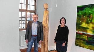 <p>Feine Malereien von Barbara Petzold und handwerkliche Skulpturen von Otto Beer sind derzeit im Ladenburger Lobdengau-Museum zu sehen.</p>