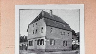 <p>Eine Ansicht von der "alten Kaserne": Der Freikorporal Johann Alberty hat es 1778 bauen lassen. Es hat sich bis heute kaum verändert (rechtes Bild). Links ist die alte Postkarte von Bruno Gündling zu sehen.</p>