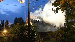 In den frühen Morgenstunden meldete ein Anrufer einen Brand im alten Fährhaus am Neckarufer.