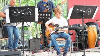 <p>Der zehnjährige Ladenburger E-Gitarrist Jonathan Fischer (sitzend) bereitete seinen Zuhörern beim Frühlingsprogramm der Jazz-Jamsession viel Freude.</p>
