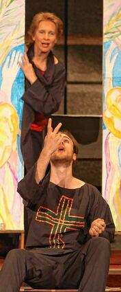 <p>Nathan der Weise in der Kulturkirche Epiphanias, gespielt von der Internationale Freien Theatergruppe. Annette Hammerstein im Dialog mit Leo Kawe (Tempelherr, l.), rechts: Der Klosterbruder (Klaus Becker) bekommt den Kopf gewaschen.</p>