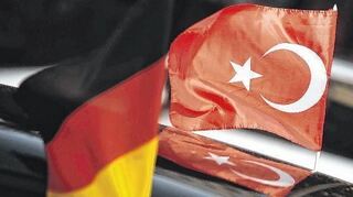 <p>Eine deutsche und eine türkische Fahne im Wind: Sind die Ja-Stimmen der Deutsch-Türken als Patriotismus zu verstehen? Oder geht es dabei gar nicht um die große Politik?</p>