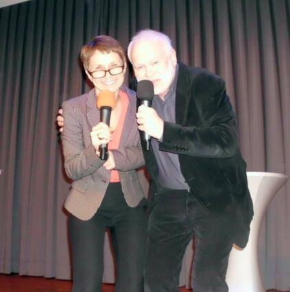 <p>Doris Steinbeißer und Eberhard Reuß haben Spaß mit dem Heddesheimer Publikum. Improvisation und Dialog sorgen für Spaß vor und auf der Bühne.</p>