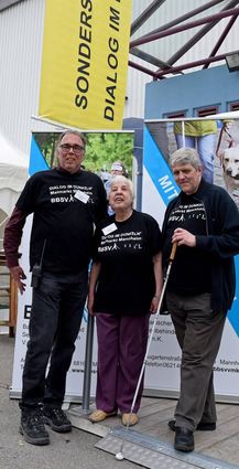<p>Vor dem Eingang zum Dialog im Dunkeln (v.l.): Klaus G. Wolf, Brigitte Schick und Christoph Graf vom Badischen Blinden- und Sehbehindertenverein.</p>