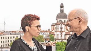 <p>Wissenschaftler im Gespräch - diesmal über der Stadt: Christiane Grill, die das Forschungsprojekt koordiniert, und Studienleiter Rüdiger Schmitt-Beck.</p>