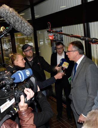 Rechts Oberbürgermeister Peter Kurz vor dem Treffen im Gespräch mit Journalisten.