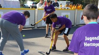 <p>Volle Konzentration: Beim Hockey hatten die Teams vom Jugendhaus Herzogenried und vom Jugendhaus Erlenhof in puncto Treffsicherheit die Nasen ganz weit vorne.</p>