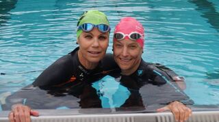 <p>Bereiten sich im Herzogenriedbad auf ihren ersten Ironman vor (v.l.): Heike Neuburger und Tracey Bulmer.</p>