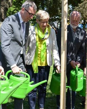 <p>Pflanzaktion (v.l.): Peter Kurz, Felicitas Kubala und Wolf Engelen.</p>