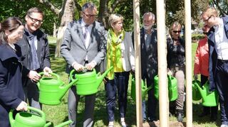 <p>Pflanzaktion mit Angießen (v.l.): Christiane Ram, Ralf Eisenhauer, Peter Kurz, Felicitas Kubala, Wolf Engelen, Ingeborg Dörr, Helma Schäfer und Markus Pieper.</p>