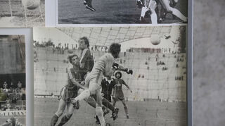 Waldhof-Torwart Walter Pradt setzt sich 1980 in München gegen die Bayern (v.l.) Kurt Niedermayer, Wolfgang Kraus und Paul Breitner durch.