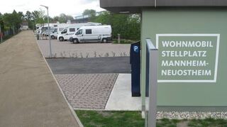 <p>Treffpunkt Wohnmobil-Stellplatz zum Konzert "Pipes & Drums" in der SAP Arena (v.l.): Jens Laube, Daniela und Ralf Loscheck, Andrea Laube. Unten: Bernd Klingmünster informiert sich am Platzeingang, wie er mit dem ÖPNV in die Stadt kommt.</p>