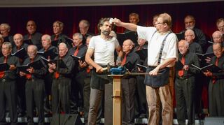 <p>Zu den Gesängen des Männerchors stellten zwei Schauspieler BASF-Werkszenen aus der Gründerzeit des Gesangvereins dar.</p>