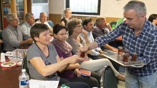 <p>Heißen Tee serviert der Türkisch-Islamische Kulturverein den Ausschussmitgliedern bei ihrer Sitzung in der Eyüp-Sultan-Moschee.</p>