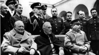 <p>Die Staatschefs Winston Churchill (England/von links), Franklin D. Roosevelt (USA) und Josef Stalin (Sowjetunion) beraten 1945 die Neugestaltung Europas.</p>
