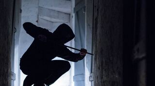 <p>Gute Sicherheitstechnik und Bewegungsmelder können dabei helfen, Einbrechern das Leben schwer zu machen. Gerade wer länger weg ist, sollte dafür sorgen, dass sein Haus bewohnt aussieht. Das schreckt die Übeltäter ab.</p>