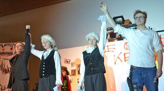 <p>Karl Moor (Thilo Dieing), eine Art Robin Hood der Neuzeit, und seine Räuberbande radikaler Idealisten rütteln die Zuschauer bei der Premiere von "Räuber Reloaded" ganz schön auf.</p>