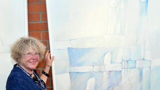 <p>Marianne Merz vor einem ihrer Bilder im Evangelischen Gemeindezentrum.</p>
