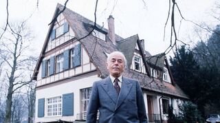 <p>Architekt und ehemaliger Reichsminister Albert Speer vor dem Sommerhaus seiner Familie in Heidelberg.</p>