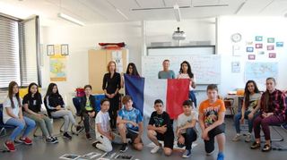 <p>Lehrerin Elena Bilkova (l. stehend) und Marie Bauer vom FranceMobil (2.v.r. stehend) informierten die Schüler der Klasse 6.</p>