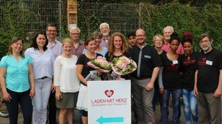 <p>Nach knapp zwei Jahren Projektarbeit wurden Lena Geisel (mit Blumen r.) und Frauke Frahm (mit Blumen l.) im katholischen Sozialzentrum verabschiedet.</p>
