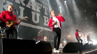<p>Felix Brummer (Zweiter von links) am zweiten Tag von "Rock am Ring 2017".</p>