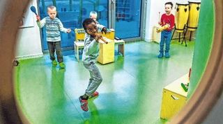 <p>Kinder entdecken im Alltäglichen die schönsten Herausforderungen. Der fünfjährige Davis spielt in der bilingualen Kindertagesstätte "Future Kids" in Schwerin (Mecklenburg-Vorpommern) im Musikzimmer auf einer Flöte.</p>