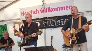 <p>Das "Duo autark" - hier als Trio mit (v.l.) Herbert Kistner, Bernd "Schepper" Schaefer und Karl Thomas heizte den Besuchern des Kuckucks festes ein. Zuvor hatte Renate Weissbrodt das Fest mit dem Fassbieranstich eröffnet.</p>