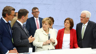 Angela Merkel diskutiert mit Luca Mucic (2.v.l.), dem Finanzvorstand der SAP SE, sowie mit Lars Kalfhaus, Geschäftsführer der Roche Diabetes Care Deutschland GmbH, Thorsten Dirks, Präsident der Bitkom, RLP-Ministerpräsidentin Malu Dreyer und Winfried Kretschmann, Ministerpräsident von Baden-Württemberg, beim Digital-Gipfel in Ludwigshafen.