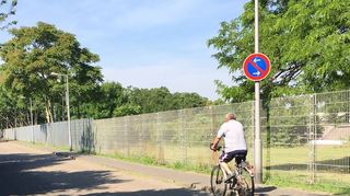 <p>An der Radrennbahn soll jetzt der schmale Gehweg von 1,30 auf 2,50 Meter verbreitert werden.</p>