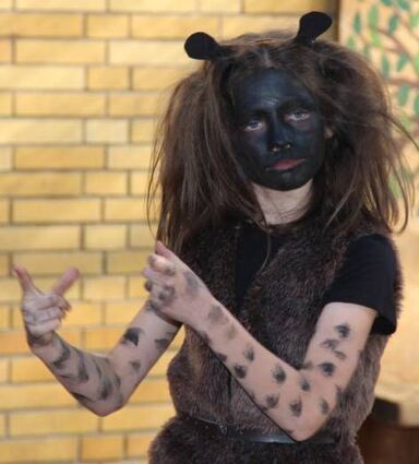 <p>Die Lindenhofschüler zeigen das Musical um Monster "Horri" (Elena Czanderle, l.), auch der Schulchor singt mit.</p>