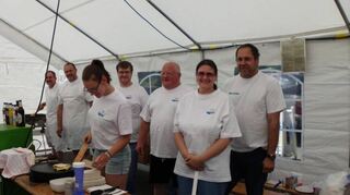 <p>Die DLRG-Gruppe Ilvesheim hält auch 32 Grad im Schatten aus, ließ der erste Vorsitzende Armin Pogadl (dritter von rechts) wissen.</p>