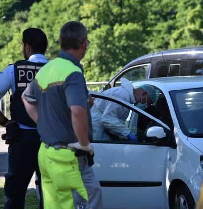 <p>Der Renault, mit dem die Männer kamen, wird abgeschleppt.</p>