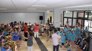 <p>Abschluss des Begegnungskonzerts: Die Bläserklassen von fünf Schulen der Region spielen gemeinsam "Bruder Jakob".</p>