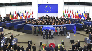 Der Sarg mit dem verstorbenen Altkanzler Helmut Kohl wird zum europäischen Trauerakt in das EU-Parlament in Straßburg getragen.