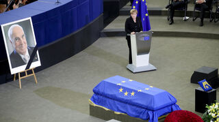 Bundeskanzlerin Angela Merkel (CDU) hält beim europäischen Trauerakt für den verstorbenen Altkanzler Helmut Kohl im EU-Parlament in Straßburg eine Rede.