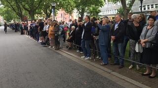 Wartende Menschen am Ludwigsplatz in Ludwigshafen, der Heimatstadt von Helmut Kohl.