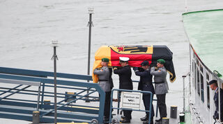 Der Sarg mit Altkanzler Helmut Kohl wird von Soldaten nach der Fahrt auf dem Schiff MS Mainz in Speyer an Land gebracht.