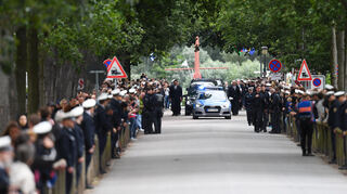 Mitarbeiter des Personenschutzkommandos begleiten das Auto mit dem Sarg von Altkanzler Helmut Kohl vom Schiffsanleger zum Dom in Speyer.