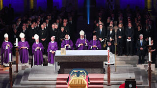 Der Sarg mit dem verstorbenen Altkanzler Helmut Kohl beim Pontifikalrequiem im Dom zu Speyer.