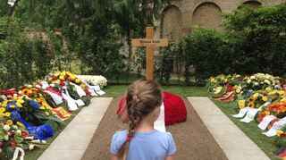 Gedenken am Grab von Altkanzler Helmut Kohl einen Tag nach seiner Beisetzung in Speyer.